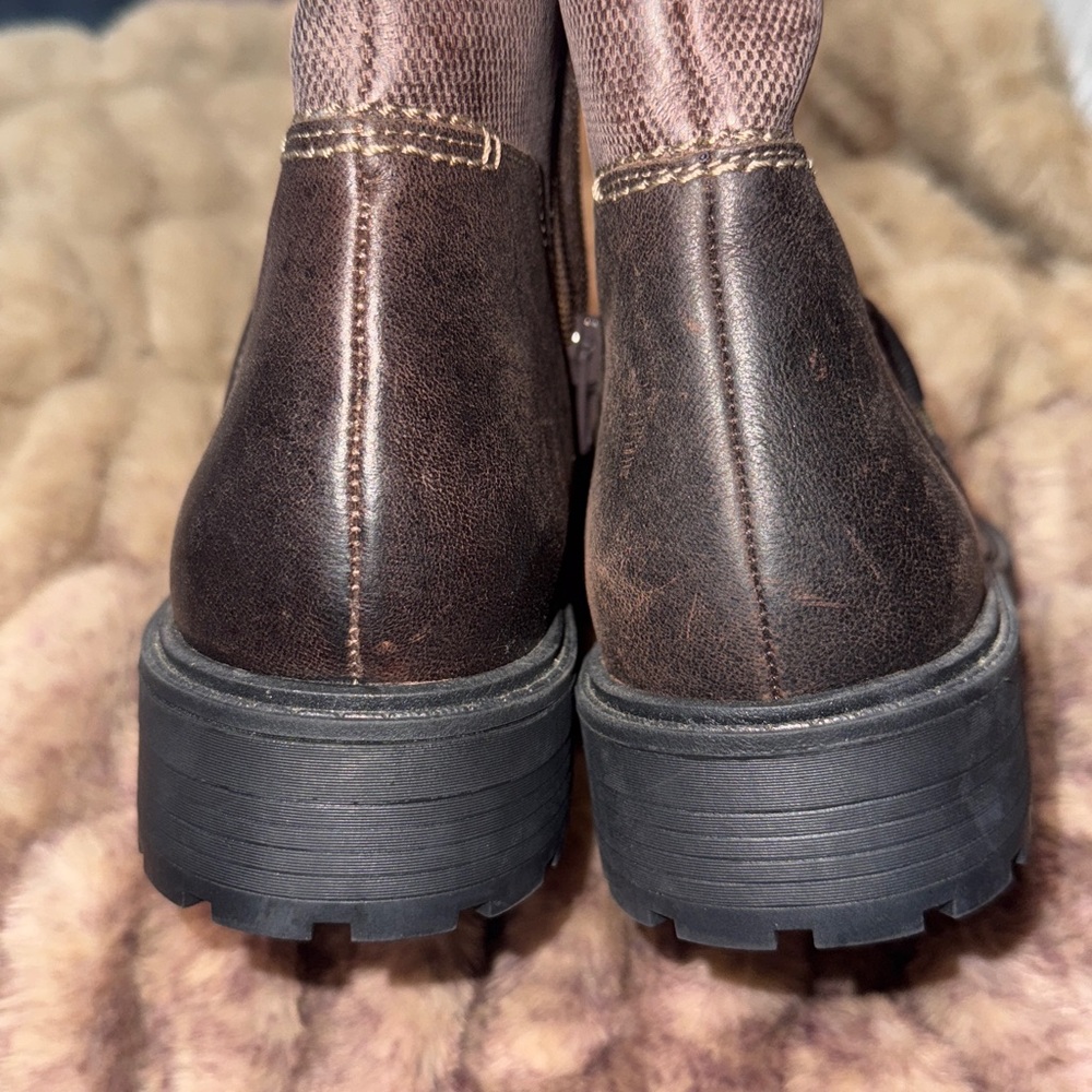 Women’s Clarks Brown Ankle Boots, sz 7, rubber soles, zipper closure - Picture 4 of 9